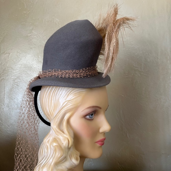 SHOWSTOPPER 1940s\' ENGLISH REGISTERED WIMBLEDON TAUPE FELT TILT HAT + FEATHERS main image 7